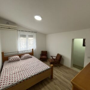 Kuća sa poslovnim prostorima i stanovima Slika 2